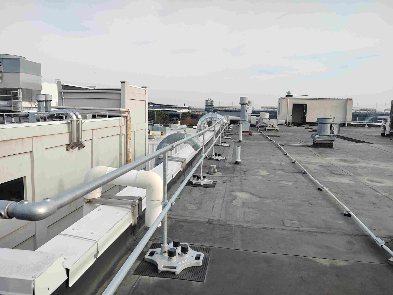 Non Penetrating Railing SafetyRail2000 Architectural Series | Non-Penetrating Roof Guardrails ...